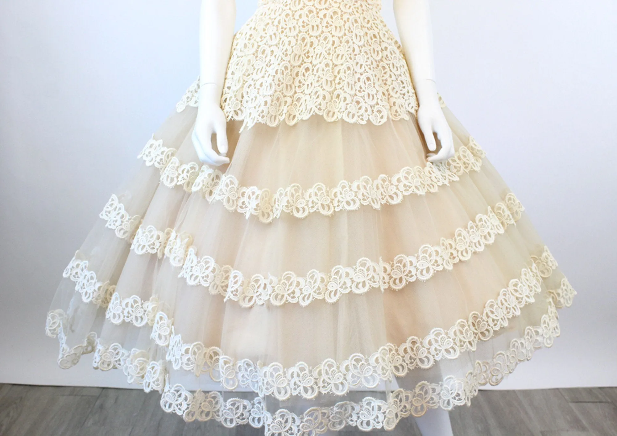 1950s BELGIAN LACE and tulle wedding dress xs | new spring