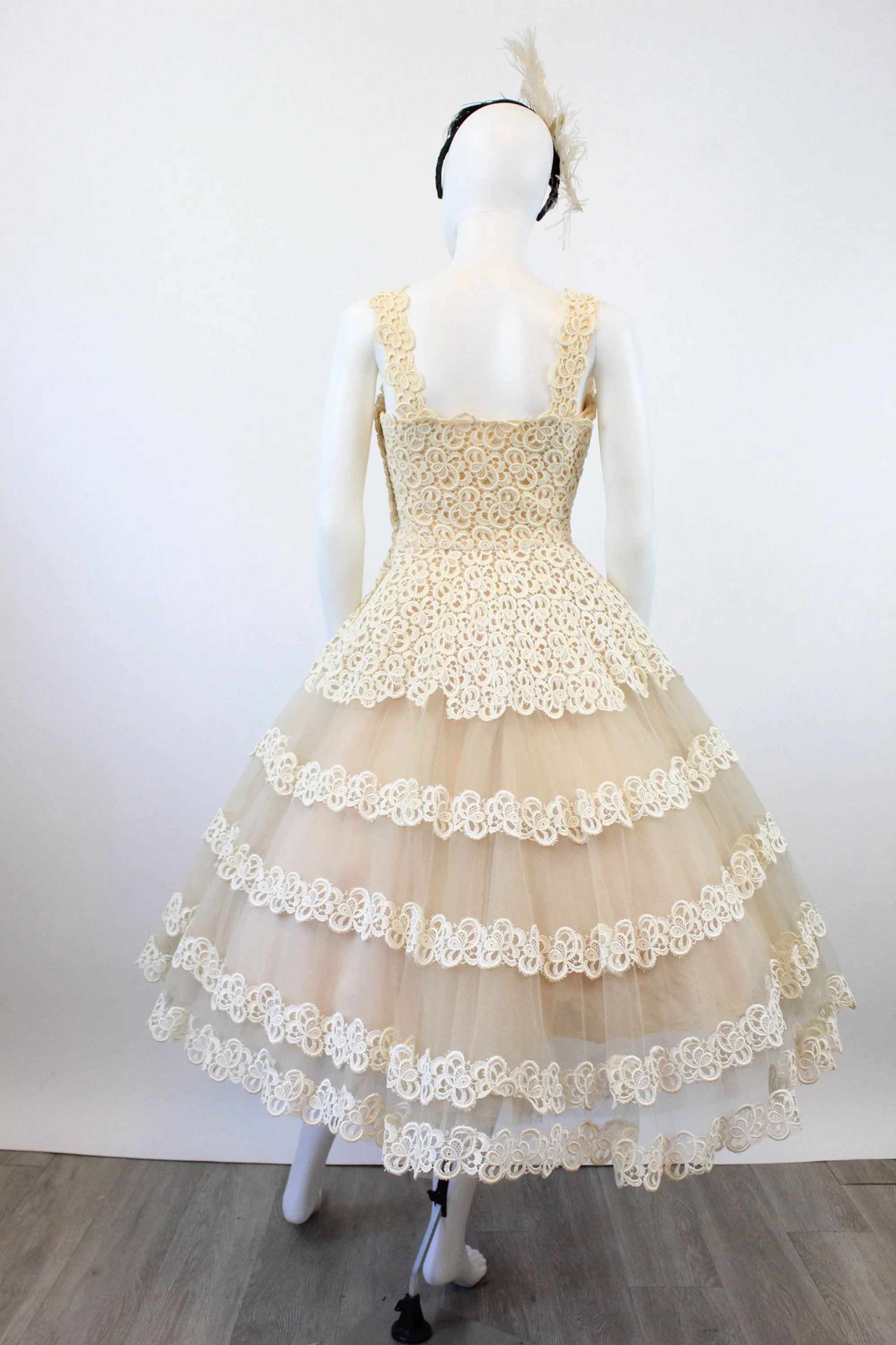 1950s BELGIAN LACE and tulle wedding dress xs | new spring