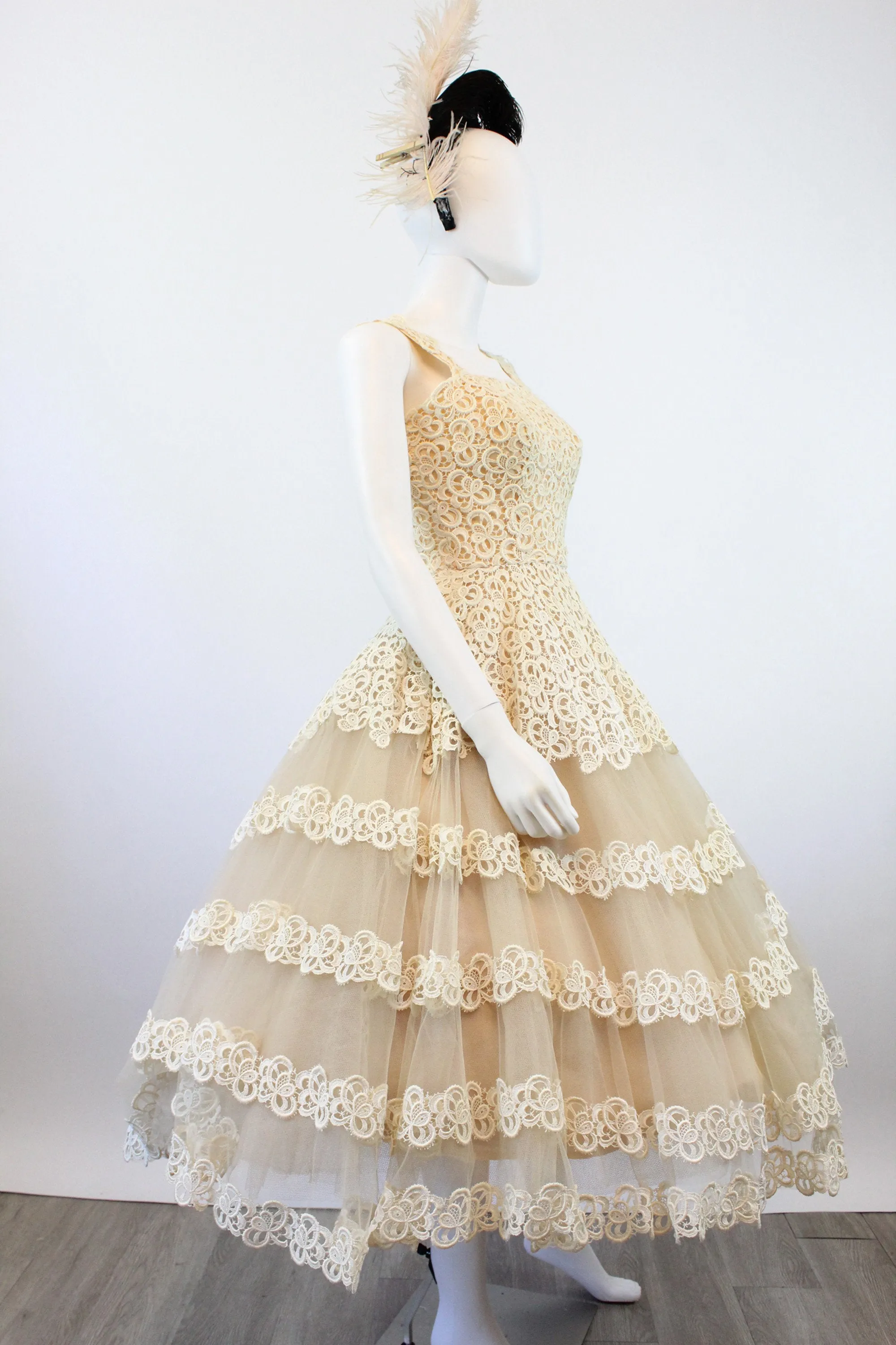 1950s BELGIAN LACE and tulle wedding dress xs | new spring