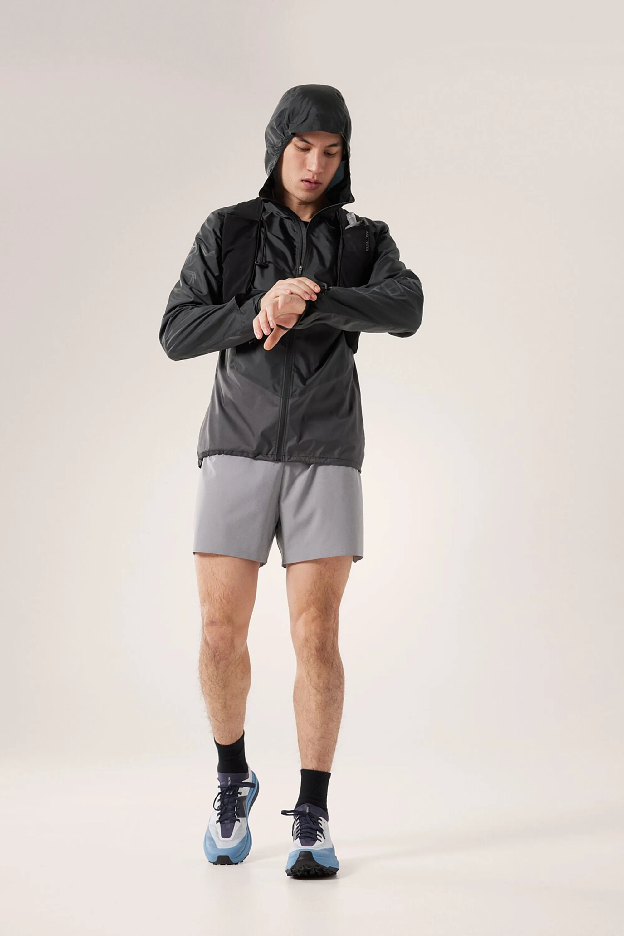 Arc'teryx Men's Norvan Windshell Hoody in Black/Graphite