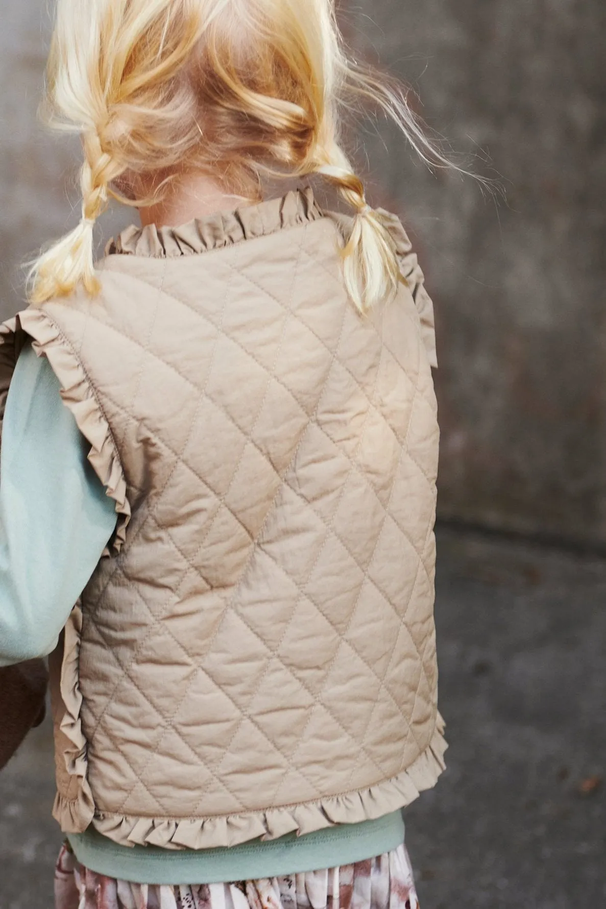 Quilted Gilet w. Frills - Kids - Dark beige